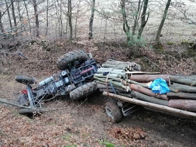 Ciągnik się przewrócił i przygniótł mężczyznę [ZDJĘCIA]