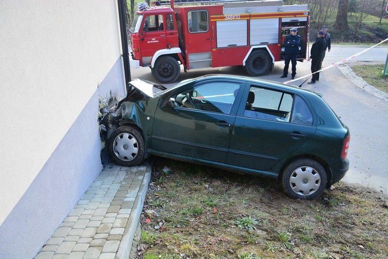 Wjechała w budynek. Kobieta zmarła w szpitalu [ZDJĘCIA]