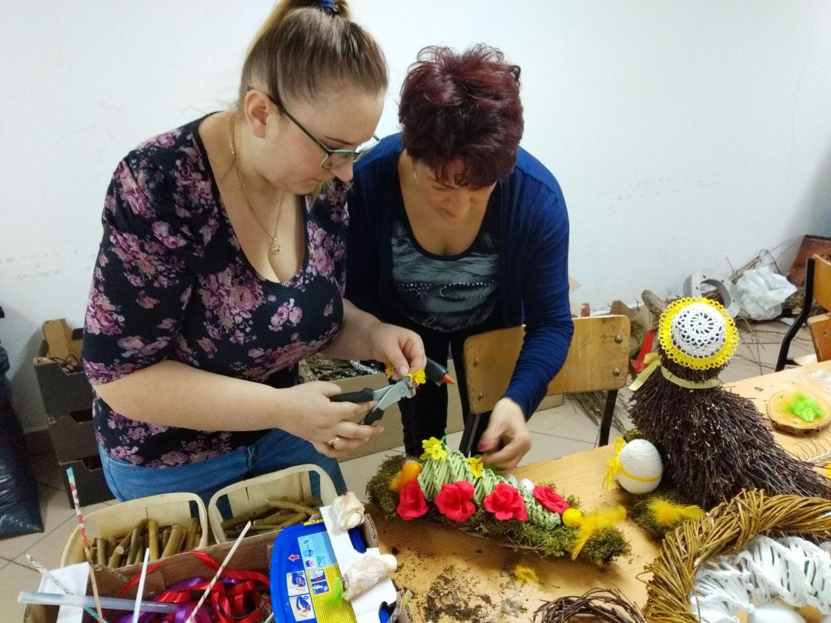 Wspaniała inicjatywa rodziców. Robią stroiki, aby kupić sztandar dla szkoły [ZDJĘCIA]