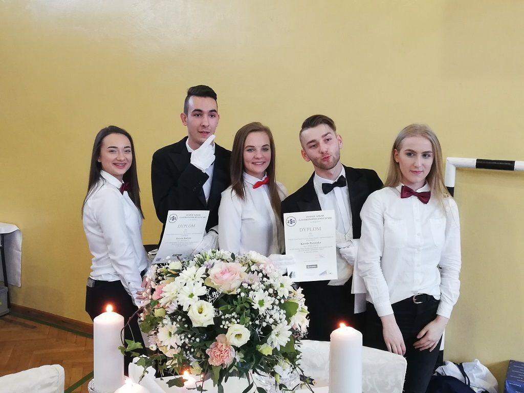 Terrina z łososia w towarzystwie salsy