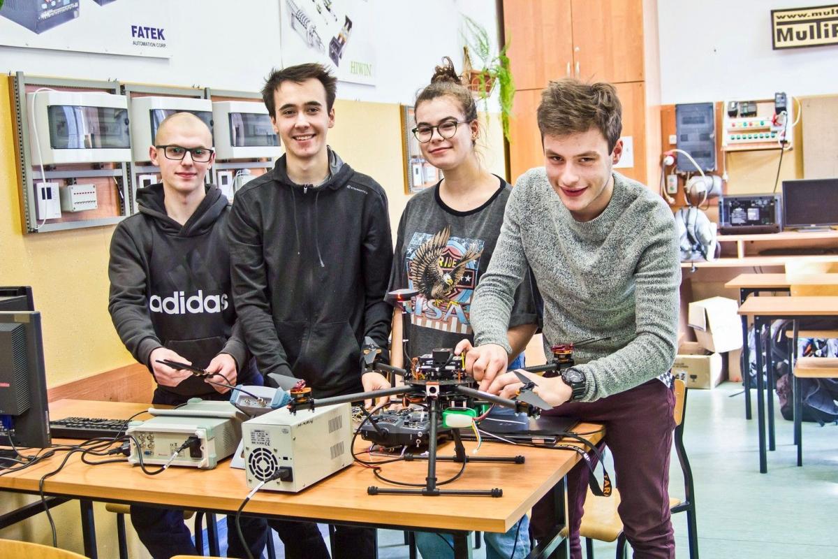 Dron walczy ze smogiem i o przyszłość czwórki maturzystów
