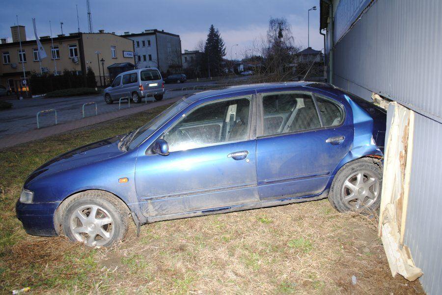 Pijany kierowca wbił się nissanem w ścianę budynku
