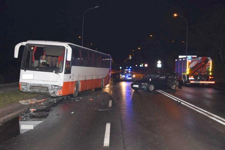 Brawura i nadmierna prędkość. 19-latek uderzył bmw w autobus