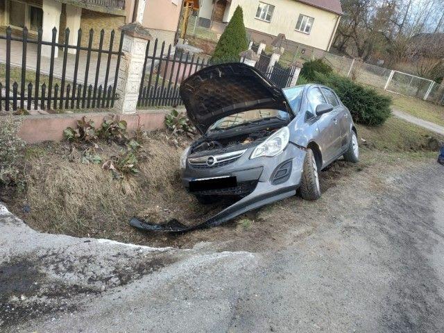 Wjechał do rowu. Miał 2,5 promila [ZDJĘCIA]