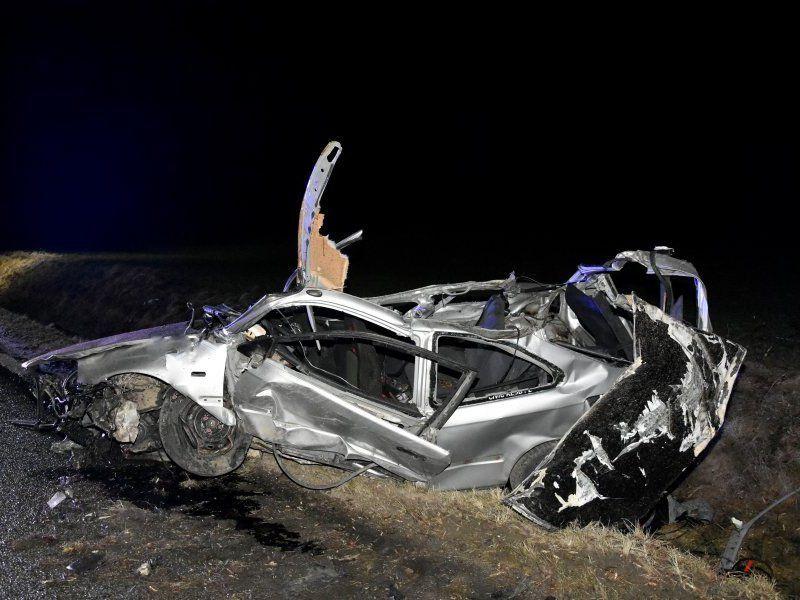 Honda wypadła z drogi i uderzyła w drzewa. 4 osoby ranne [ZDJĘCIA]