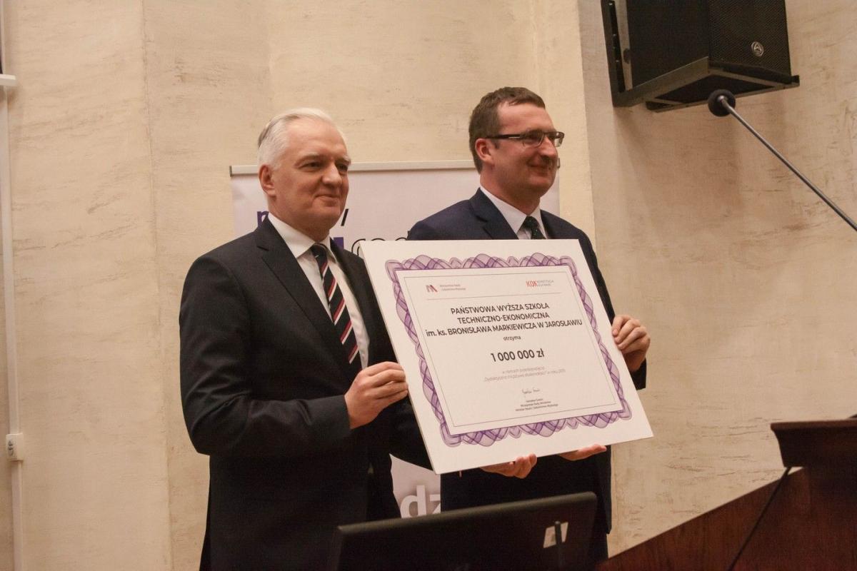 Minister Gowin przywiózł do PWSTE czek na milion złotych