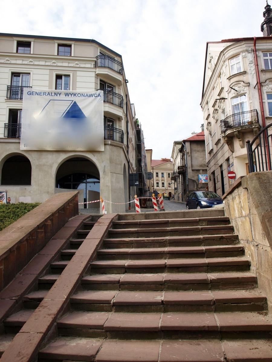 Radny znalazł sponsora. Będzie barierka przy schodach w Rynku