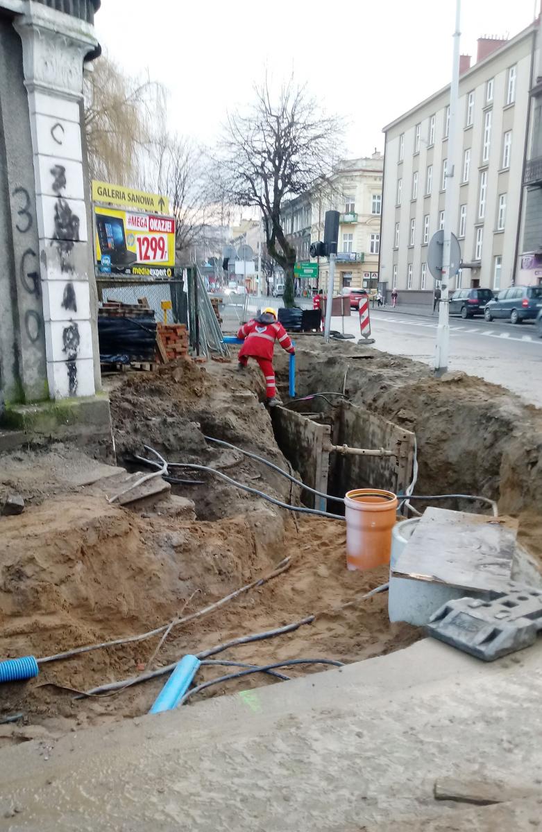 Kanalizują dwie ulice. Kierowcy muszą się uzbroić w cierpliwość