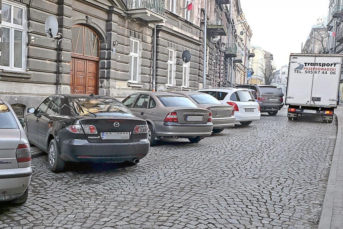 Ciasno na Smolki. Kierowcy muszą wjeżdżać na chodnik