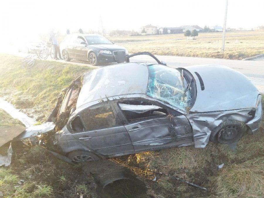 Dachowanie bmw. 20-letni kierujący w szpitalu [ZDJĘCIA]