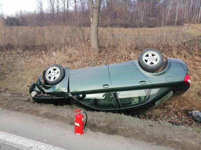 Zasnął za kierownicą i... przekoziołkował