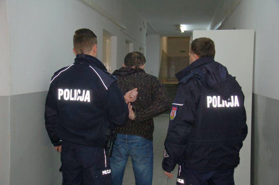 Chciał się włamać do 2 plebani. Podawał się za policjanta