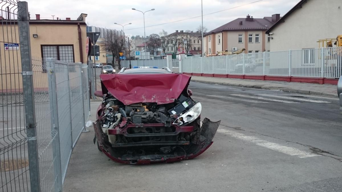W Przemyślu pijany kierowca peugota wjechał w busa