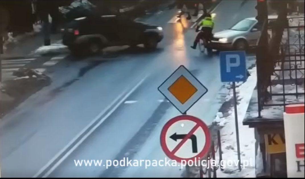 Rowerzysta na czerwonym świetle wjechał wprost pod koła samochodów [WIDEO]
