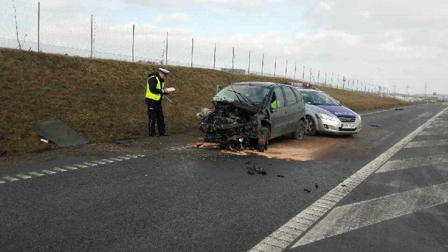 Tragiczny wypadek. W czołowym zderzeniu zginęli obaj kierujący. Ciężko ranne dziecko
