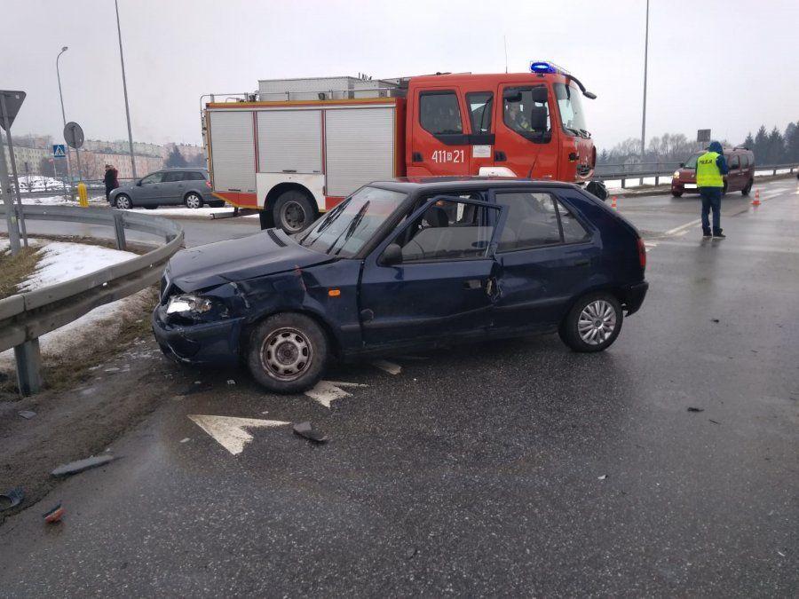 Zderzenie osobówki z ciężarówką na obwodnicy [ZDJĘCIA]