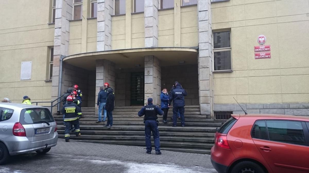 Podejrzana przesyłka w sądzie. Odizolowano budynek [ZDJĘCIA]