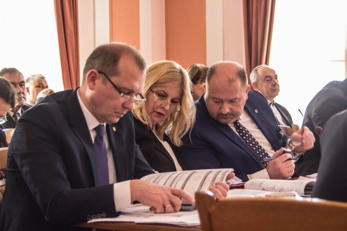 Po milionie na dzielnicę, 23 miliony na inwestycje, ale też spory deficyt. Budżet na 2019 rok uchwalony