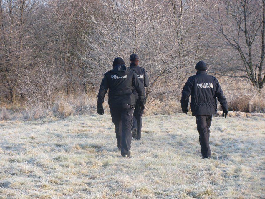 Mógł zamarznąć. Uratował go telefon na policję