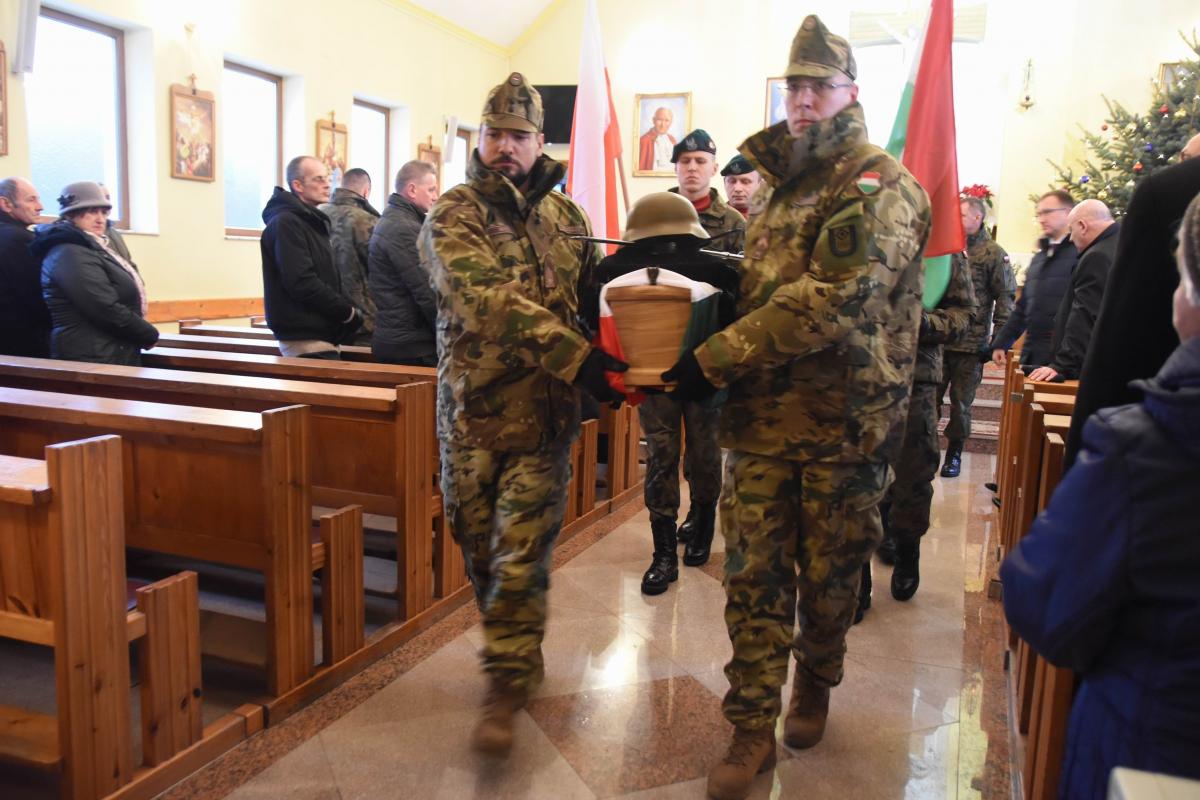 Spoczął obok towarzyszy broni i... przeciwników [ZDJĘCIA, WIDEO]
