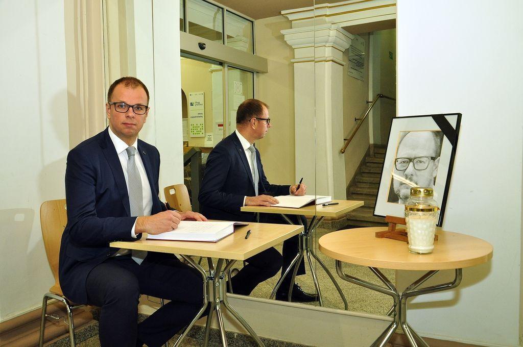 W urzędzie miejskim wystawiono księgę kondolencyjną śp. Pawła Adamowicza