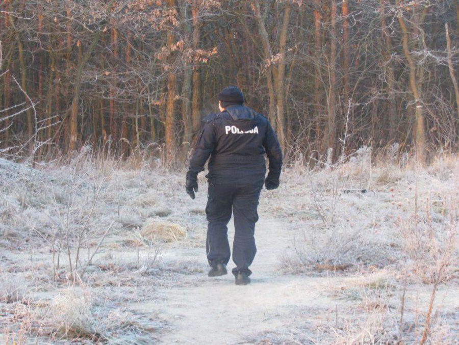 Pijany 24-latek nocą zasnął koło ławki