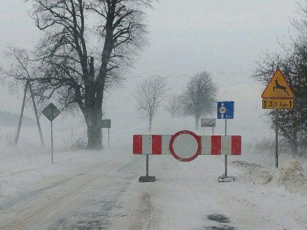Blokada DW 993! Przez zamiecie miejscami jest nieprzejezdna