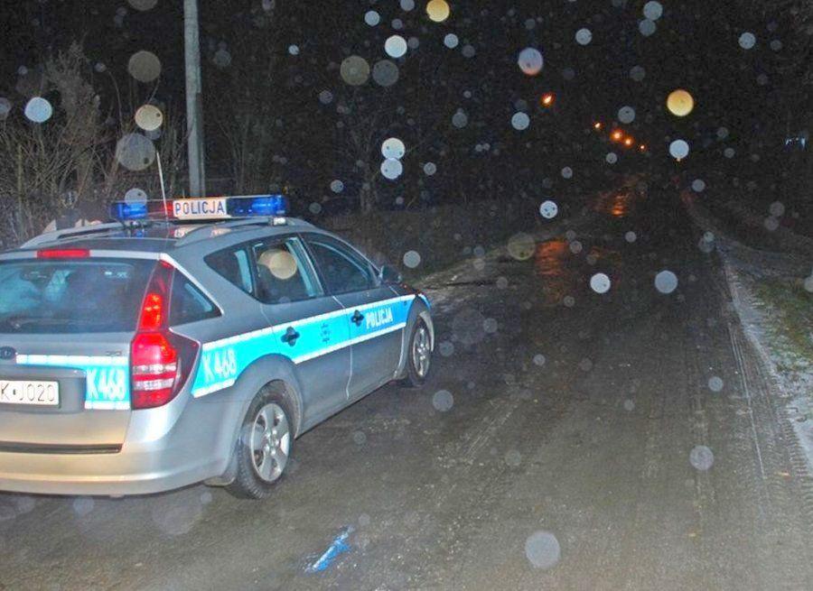 Na oblodzonej drodze autobus z 18 pasażerami zsunął się do rowu