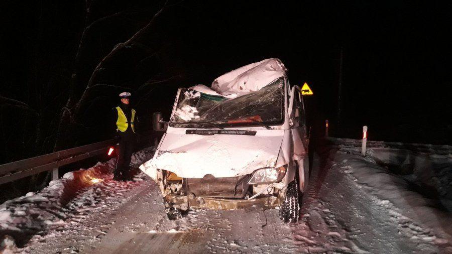 Zjechał z drogi i przewrócił auto na dach. Wiózł 11 pasażerów [ZDJĘCIA]