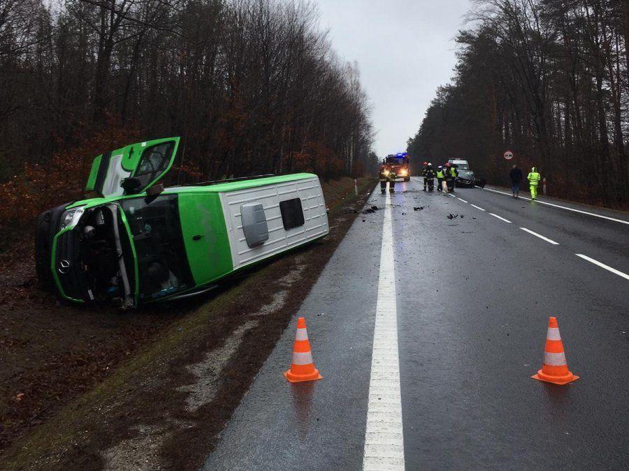 Czołowe zderzenie busa i osobówki [ZDJĘCIA]
