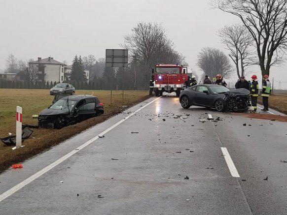 Zderzenie 2 osobówek i cysterny. Ucierpiały 4 osoby [ZDJĘCIA]