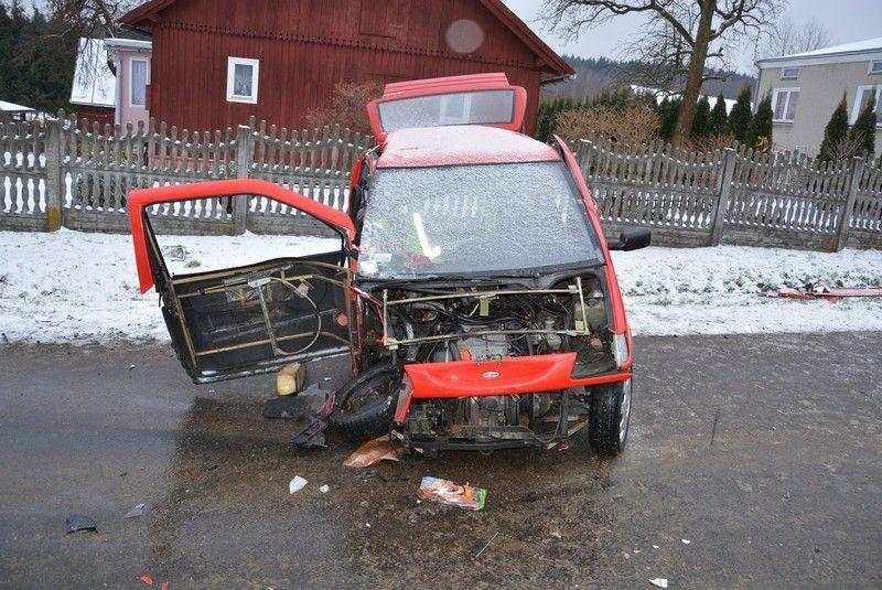 Zderzenie mikrosamochodu z audi. Dwoje poszkodowanych [ZDJĘCIA]