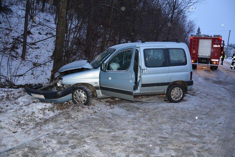 Stracił panowanie na oblodzonej  drodze