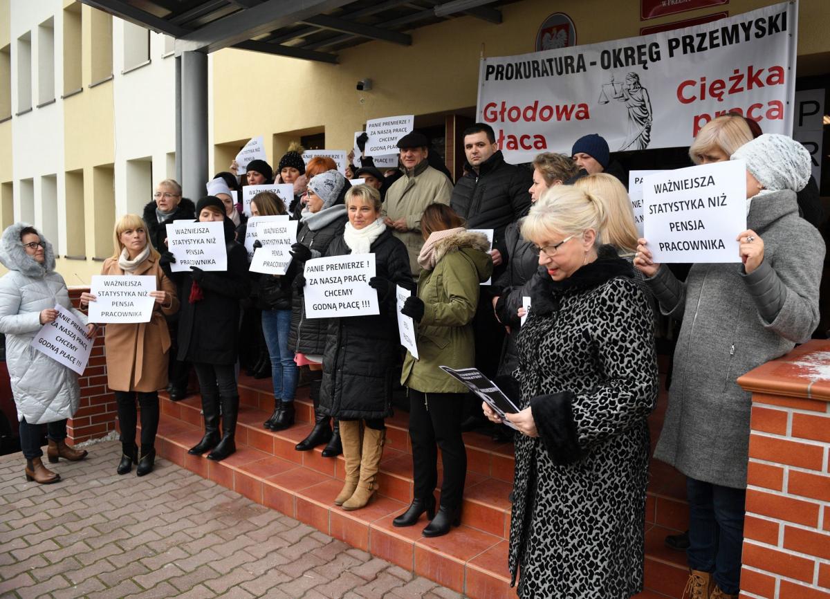 Pikieta. Pracownicy prokuratur domagają się godnych pensji [ZDJĘCIA]