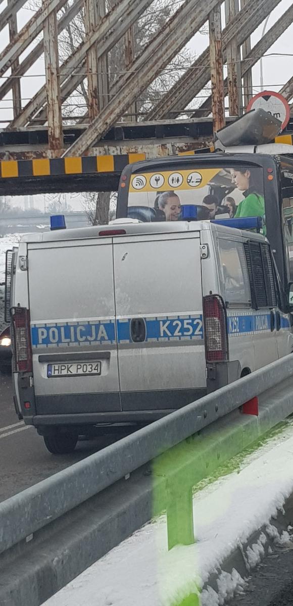 Autobus utknął pod wiaduktem kolejowym [ZDJĘCIA]