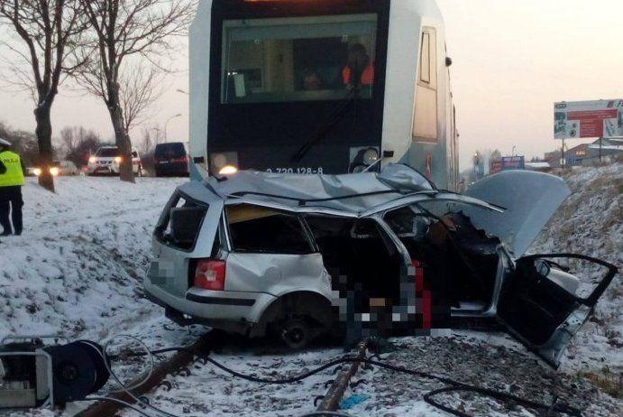 Szynobus staranował volkswagena. 2 młode osoby nie żyją [ZDJĘCIA]