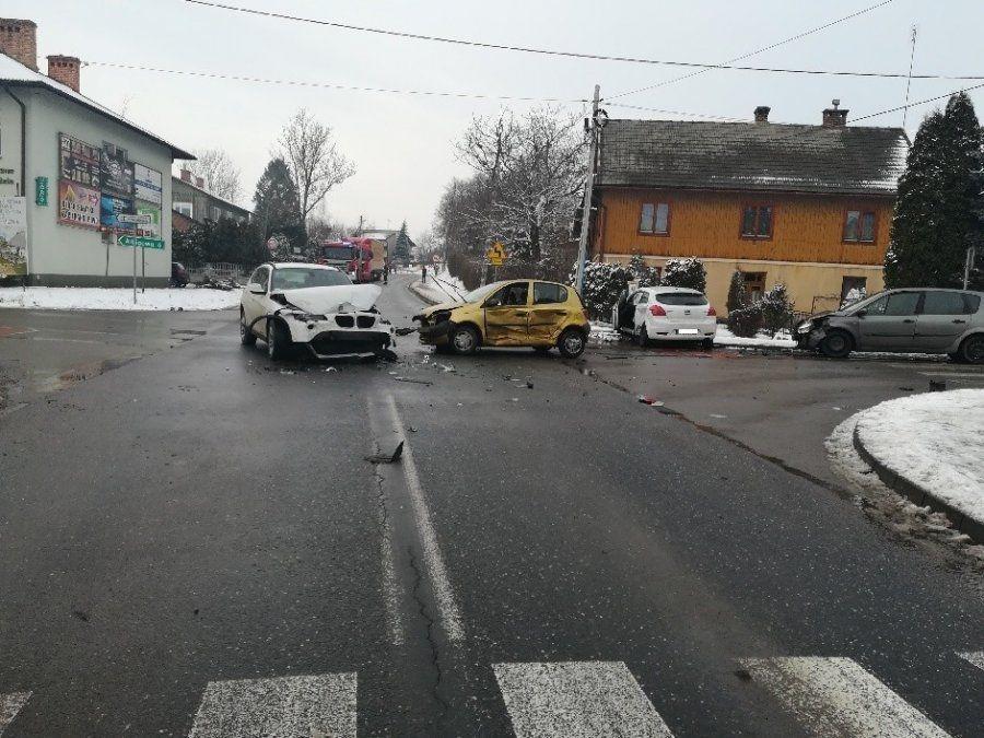 Wielkie bum w Markowej. Zderzenie czterech pojazdów