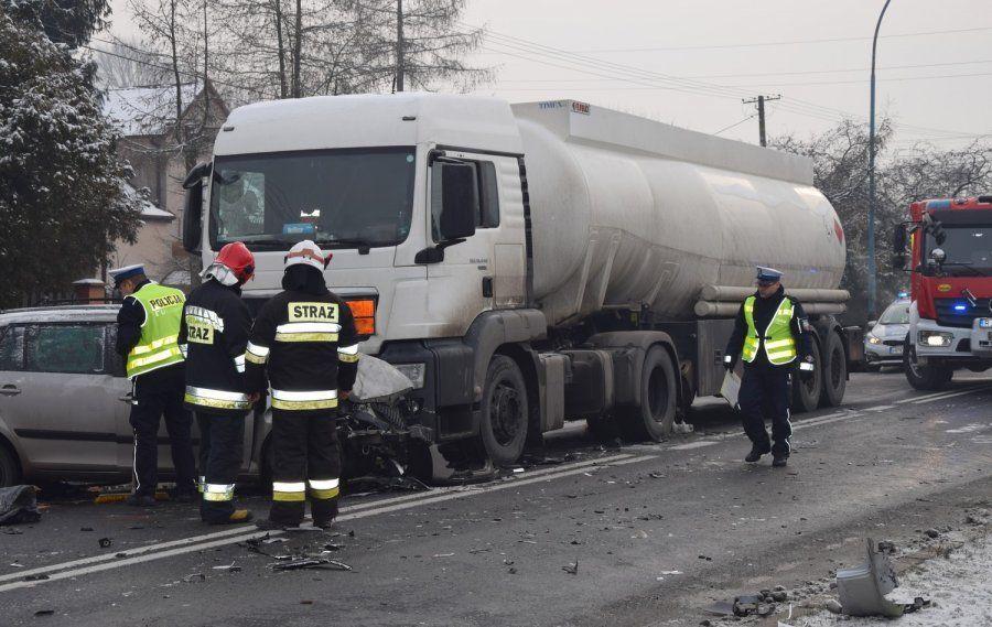 Zderzenie 4 samochodów. Ruch odbywa się wahadłowo