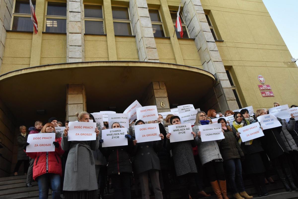 Pracownicy sądów przerwali pracę. To protest [ZDJĘCIA]