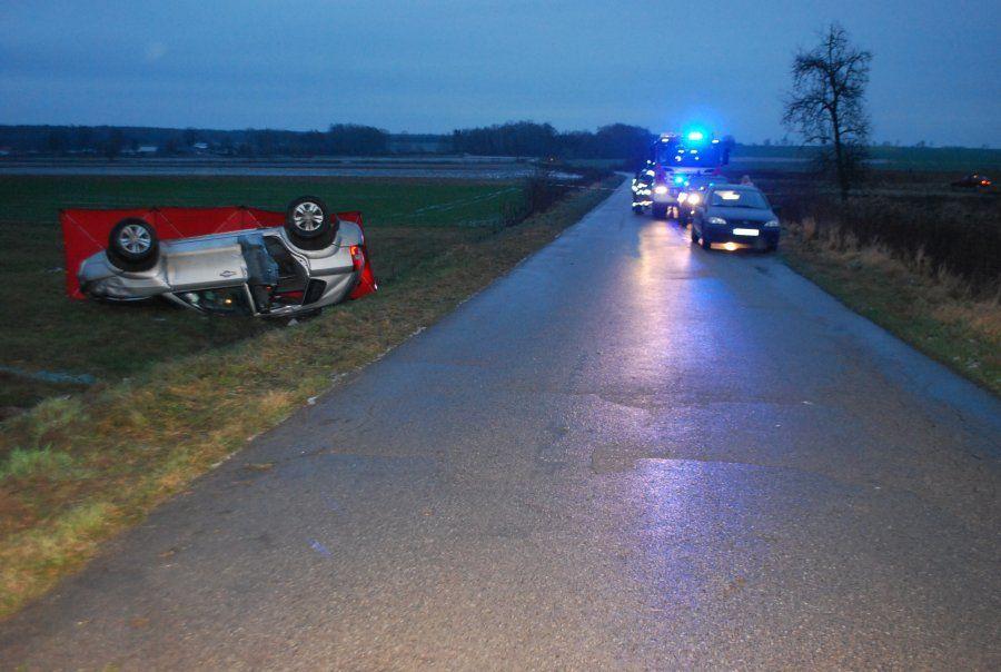 Tragiczny wypadek.  Nie żyje kierujący, pasażerka w szpitalu [ZDJĘCIA]