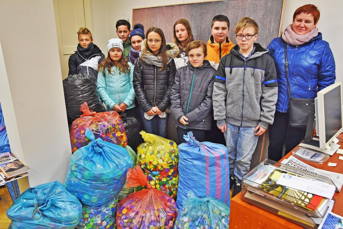 16 worków nakrętek dla Bartka od młodzieży z Olszan! [WIDEO]