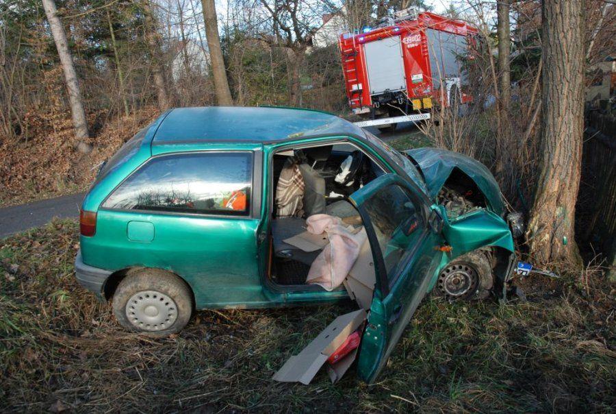 Seat uderzył w drzewo, ranna pasażerka