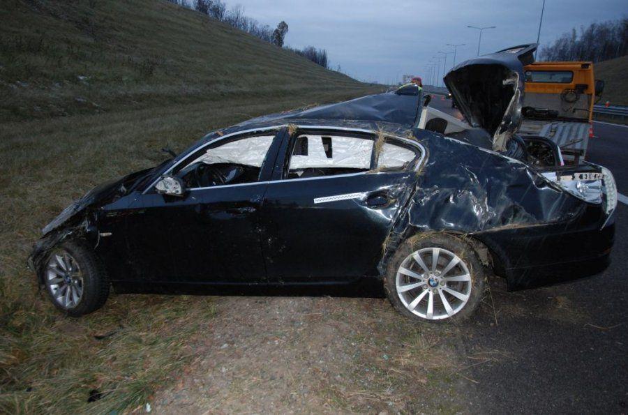 BMW dachowało na autostradzie
