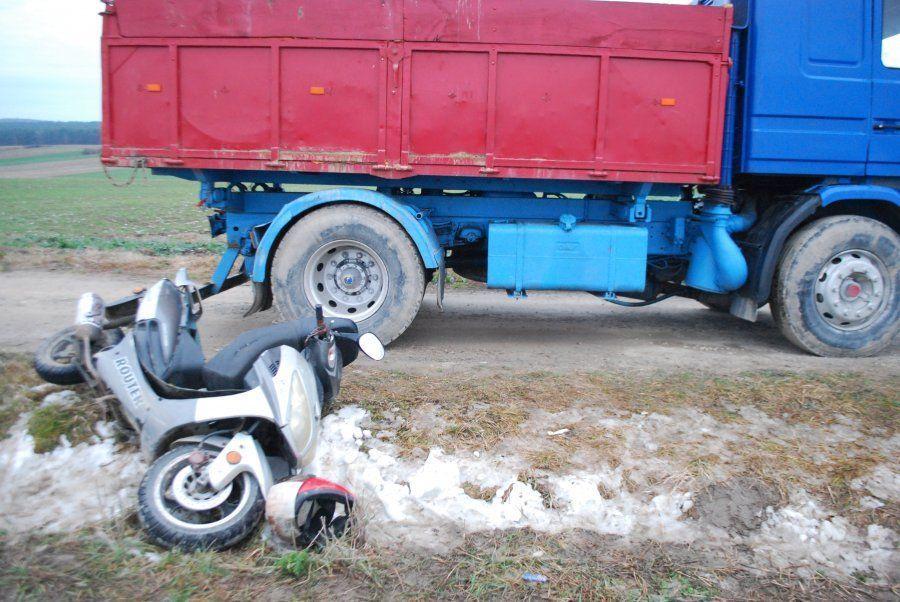 Motorowerzysta wpadł pod koła samochodu
