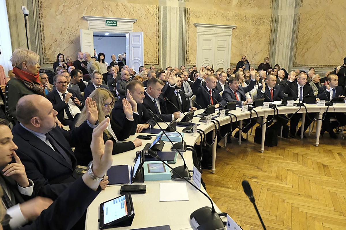 Przewodniczący komisji z Kukiz’15 i Koalicji Obywatelskiej. Nieźle zarobią