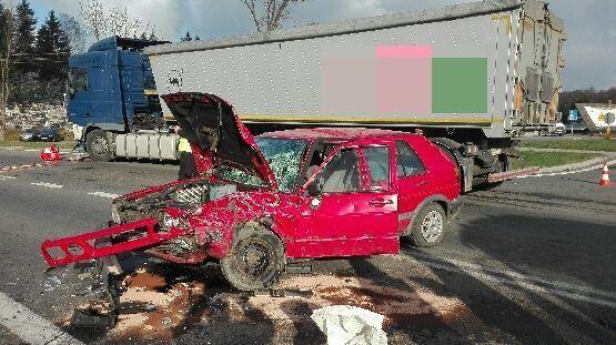 Volkswagen zderzył się z tirem [ZDJĘCIA]