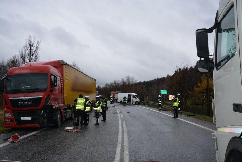Zderzył się z ciężarówką. Dwie osoby ranne [ZDJĘCIA]