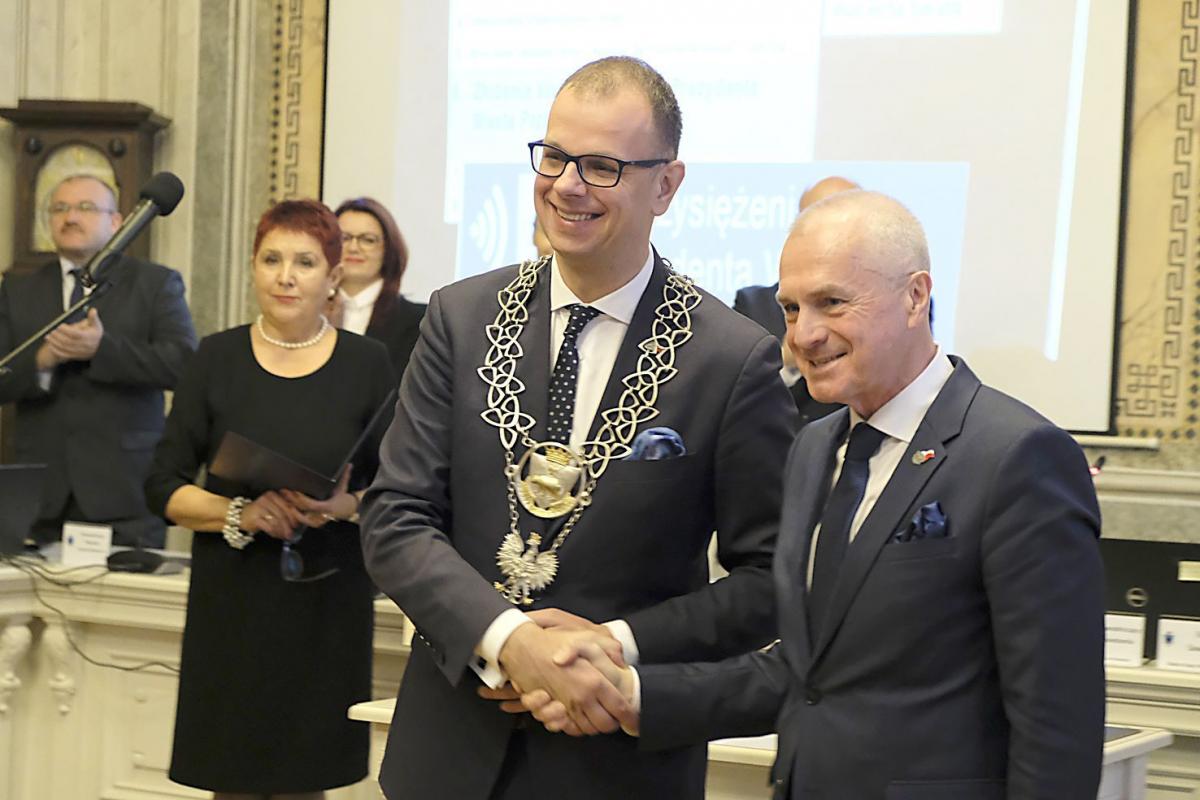 Prezydent Bakun złożył przysięgę. Polały się łzy