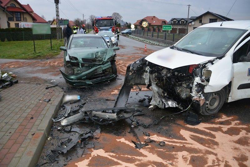 Zderzenie dostawczaka z osobówką. 3 osoby ranne [ZDJĘCIA]