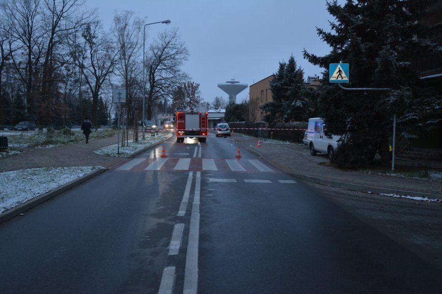 Przechodziła przez jezdnię obok pasów, potrącił ją samochód